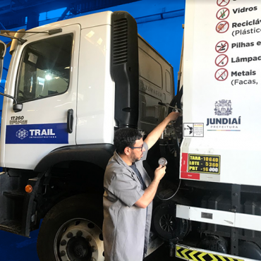 Manutenção em Caminhão Coletor Compactador de Lixo-DESTAQUE